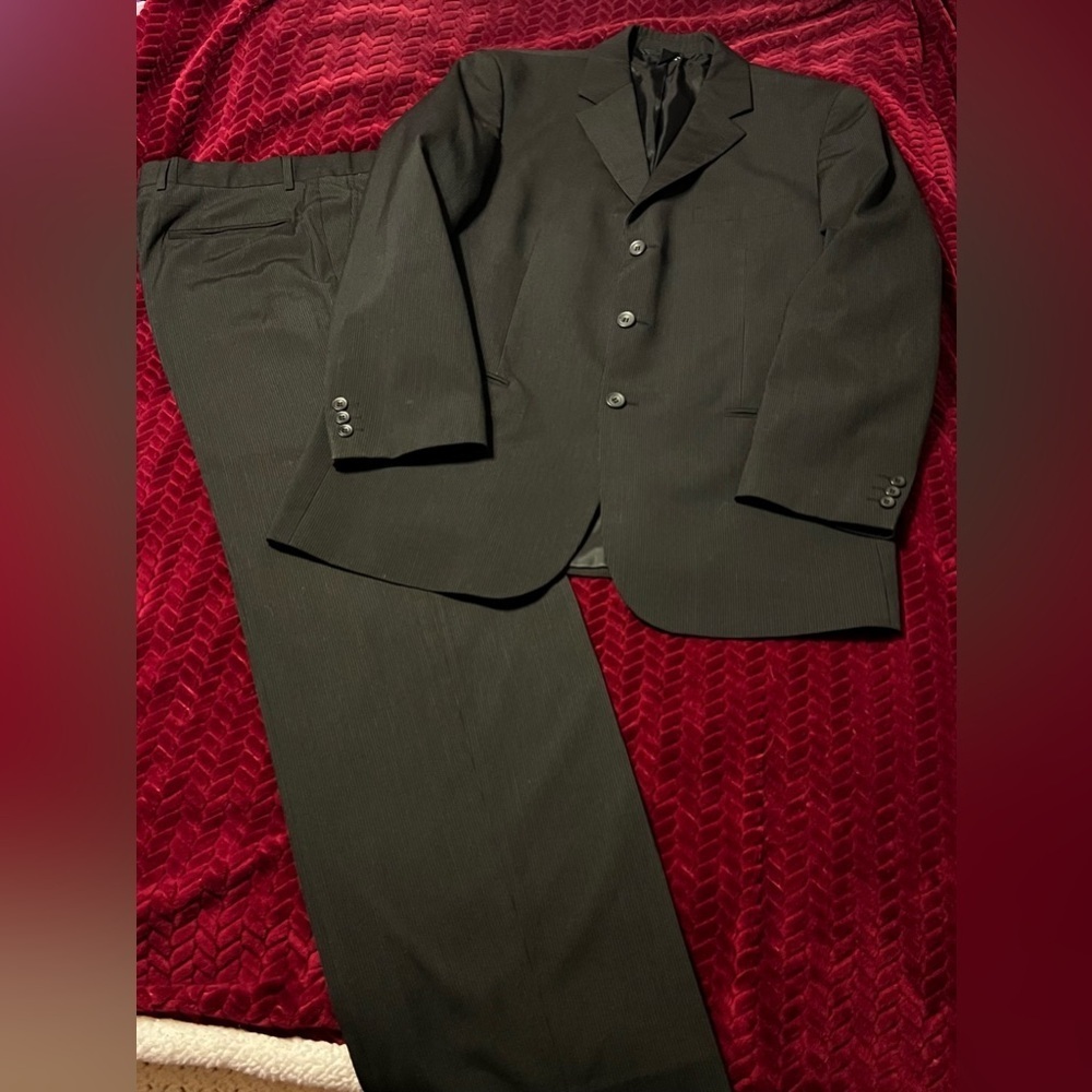 Claiborne Classic Black Pinstripe Men's 2-piece Suit 42R/32